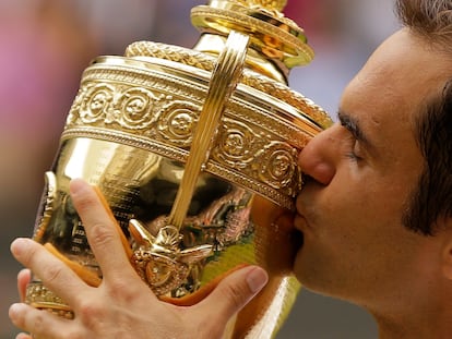 Federer besa el trofeo de campeón de Wimbledon en 2017.