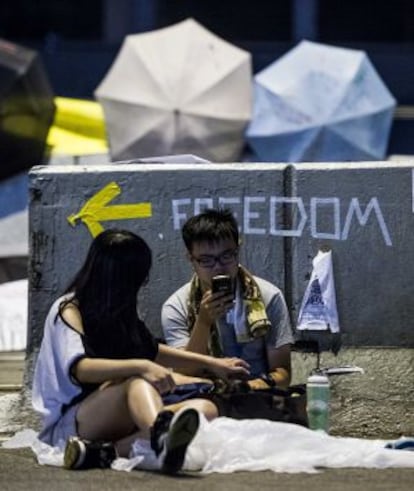 Descanso de dos manifestantes durante las protestas en Hong Kong.