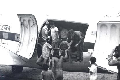 Com as denúncias na imprensa, o Governo resolveu transferir os Panará para o Parque Nacional do Xingu, relata o jornalista Rubens Valente. Imagem mostra os íindígenas sendo retirados do entorno da construção da estrada em um avião do Governo brasileiro. "Os índios não acreditavam. Na cabeça deles, não cabe que alguém vai tirar você de seu território. Esse nível de maldade eles não entendem. Eu passava a noite [dizendo]: Eles não vão voltar com vocês. E eles respondiam: Dénia, nós vamos passear, vamos conhecer [o Xingu] (...) Eles levaram os índios dizendo que iam passear", relatou no livro Odenir Pinto de Oliveira, um então jovem indigenista que trabalhava na Funai na época.