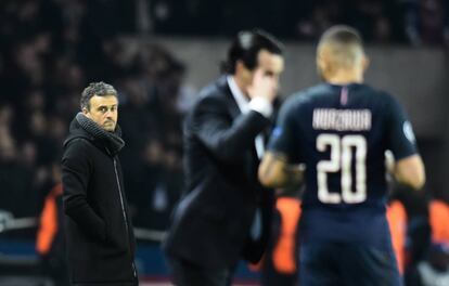 Luis Enrique (izquierda) observa las instrucciones que da el entrenador del PSG, Unai Emery, a un jugador durante la Liga de Campeones, el 14 de febrero de 2017.