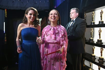 Las humoristas Tina Fey y Maya Rudolph, a punto de salir a escena como encargadas de arrancar una gala sin presentador.