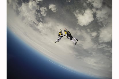 Fred Fugen e Vincent Reffet em Chamonix, França. A foto está inscrita na categoria 'Wings'. Para o fotógrafo, Dominique Daher, este foi o clique mais arriscado de sua carreira. Um salto livre de 10 km sobre Mont Blanc. A imagem foi capturada por uma GoPro colocada no capacete de Daher e que tirava, automaticamente, duas fotos por segundo.