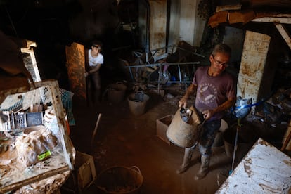 Un hombre limpia una casa arrasada por la dana en Chiva.