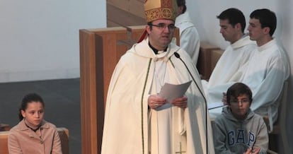 El obispo de San Sebastián, José Ignacio Munilla, lee la homilía ayer en una iglesia donostiarra.