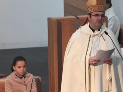 El obispo de San Sebastián, José Ignacio Munilla, lee la homilía ayer en una iglesia donostiarra.