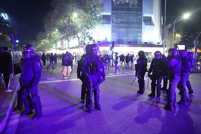 Antidisturbios se despliegan en la calle Princesa de Madrid tras disolver la protesta. 