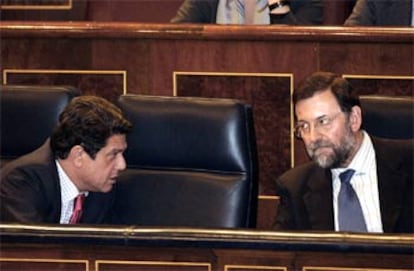 El ministro de Defensa, Federico Trillo, y el vicepresidente Mariano Rajoy, durante el pleno de ayer.