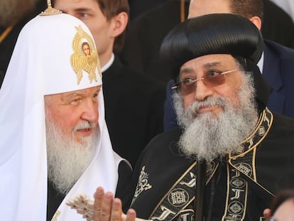 El patriarca de la Iglesia rusa, Kirill (izquierda) y el Papa de la Iglesia ortodoxa copta, Teodoro II.