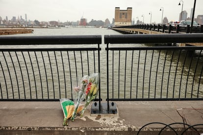 Flores en el muelle junto al que cayó el helicóptero, este viernes en Jersey City (Nueva Jersey).