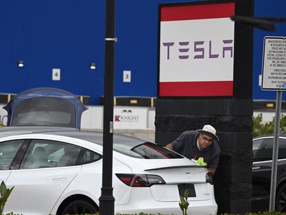 Un empleado de Tesla en un concesionario de la compañía en Burbank, California.