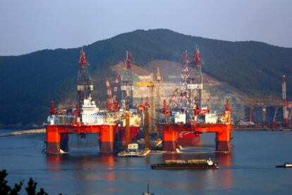 Plataforma petrolera de Pemex en un astillero surcoreano en ruta hacia el puerto mexicano de Tuxpan.
