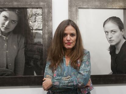Ouka Leele, junto a dos de sus autorretratos expuestos en Cádiz.