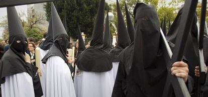 Nazarenos de La Sed por el barrio de Nervión, en Sevilla.