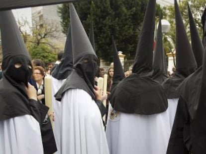 Nazarenos de La Sed por el barrio de Nervión, en Sevilla.