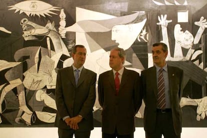 Javier Maqueda, Joseba Zubía y Miguel Ángel Aranaz (de izquierda a derecha), ayer ante el <i>Guernica.</i>