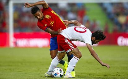 Thiago Alcántara lucha por la pelota con Okriashvili durante el amistoso ante Georgia.