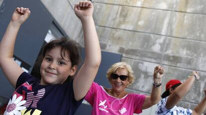 Una mujer y su nieta durante la clase de baile del campamento intergeneracional