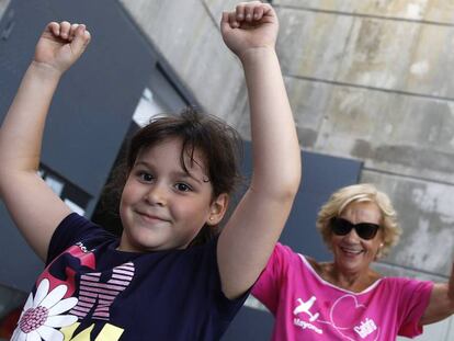 Una mujer y su nieta durante la clase de baile del campamento intergeneracional