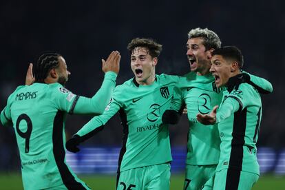 Memphis Depay, Rodrigo Riquelme, Antoine Griezmann y Nahuel Molina, del Atlético de Madrid, celebran el tercer gol del equipo.