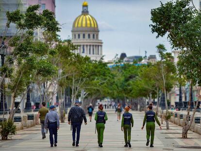 Agentes de policía caminaban este martes por el paseo del Prado, en La Habana.