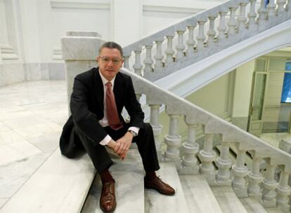 El alcalde de Madrid, Alberto Ruiz-Gallardón, posa en las escaleras del Palacio de Cibeles, actual sede del Ayuntamiento.