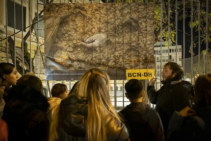 El fotógrafo Santi Palacios durante una visita guiada a su exposición La masacre de Bucha, organizada por el Servicio de Dinamización Social y Comunitaria del barrio de Sants-Badal.