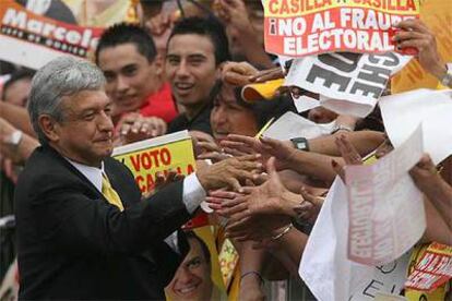 El derrotado candidato presidencial del PRD, López Obrador, saluda a sus seguidores en la concentración del sábado en el Zócalo de la capital mexicana.