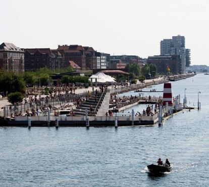 <p>El Smart City Expo World Congress considera a Copenhaguen una de les ciutats més intel·ligents del món. Destaca per la coneguda aposta dels països nòrdics per les energies verdes i el respecte del medi ambient. Amb aquest afany la capital danesa va modernitzar el seu clavegueram i va millorar la qualitat de l'aigua, la qual cosa va permetre regenerar una part de la ciutat i obrir una zona de bany.</p> <p>Les dades que aporten els sensors de la ciutat també han permès fer millor ús de l'aigua de les pluges. O reduir el nombre de trajectes en vehicles privats. O aprofitar millor els residus. O perfeccionar l'eficiència de les seves turbines eòliques (és la ciutat amb major percentatge d'energia generada a través del vent, gairebé una cambra del total).</p>