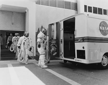 Los astronautas del Apollo 13, Lovell, Swigert y Haise, suben a la camioneta de transferencia para el ir a la plataforma de lanzamiento.