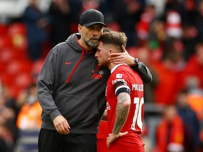 Klopp trata de consolar a Mac Allister tras la derrota del Liverpol en Anfield ante el Crystal Palace este domingo.