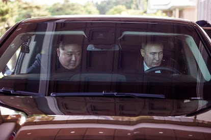 Vladímir Putin (a la derecha) conduce una limusina rusa Aurus junto a Kim.