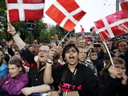 Un grupo de personas con banderas danesas en Copenhague.