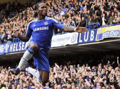 Drogba celebra uno de sus goles durante la temporada.
