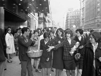 Un vendedor hace pompas de jab&oacute;n a unas j&oacute;venes en la Gran V&iacute;a madrile&ntilde;a.