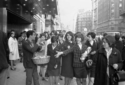 Un vendedor hace pompas de jabón a unas jóvenes en la Gran Vía madrileña.