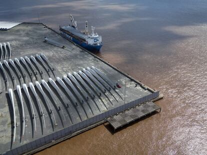 Palas de turbinas eólicas de la fábrica de Siemens Gamesa en el muelle de Hull (Reino Unido), el 9 de agosto.