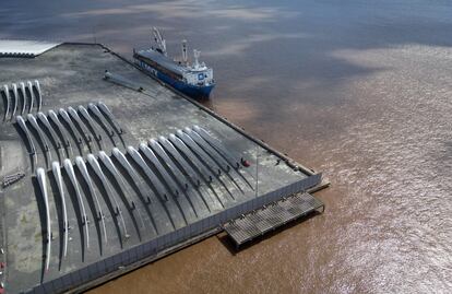 Palas de turbinas eólicas de la fábrica de Siemens Gamesa en el muelle de Hull (Reino Unido), el 9 de agosto.