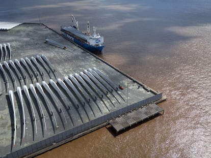 Palas de turbinas eólicas de la fábrica de Siemens Gamesa en el muelle de Hull (Reino Unido), el 9 de agosto.