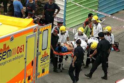 La ambulancia traslada al hospital al único trabajador rescatado con vida.