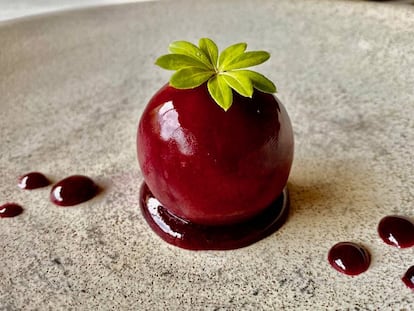 Ciruela. Paté de lechazo churro a la gelatina de vino. J.C. CAPEL