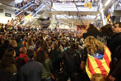 Cortes en la estación del AVE de Gerona por parte de independentistas durante la huelga de este miércoles.