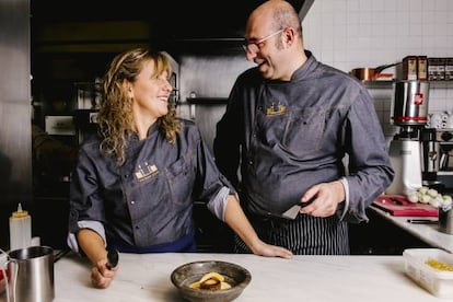 Juan José Pérez Robredo y Yolanda León García de Cocinandos, con las manos en la masa