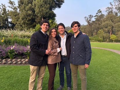 María Carolina Hoyos Turbay y Miguel Uribe Turbay, acompañados de los hijos de ella.