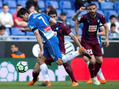 Gerard Moreno entre Valdés y Lombán, en el duelo Espanyol-Eibar. 