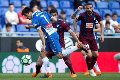 Gerard Moreno entre Valdés i Lombán, en el duel Espanyol-Eibar.