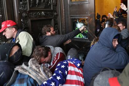 Los manifestantes se reúnen en la puerta del edificio del Capitolio de los Estados Unidos el 6 de enero de 2021 en Washington, DC