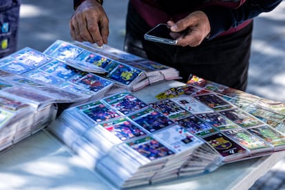 Mercadillo de cromos que se realiza cada fin de semana en la Plaza de Quintana de Madrid, el 20 de mayo.