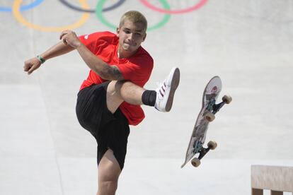 Angelo Caro Narváez, de Perú, patea su tabla después de su último intento durante la final de 'skate' callejero masculino. El joven tokiota Yuto Horigome se llevó este domingo el primer oro en el estreno del 'skate' como deporte olímpico en los Juegos de Tokio.