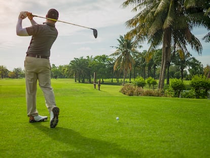 Para jugar al golf es necesario equiparse con accesorios y prendas específicas. GETTY IMAGES.