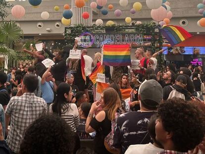 Activistas LGTBIQ protestan en un centro comercial de La Candelaria en Caracas (Venezuela), este martes.